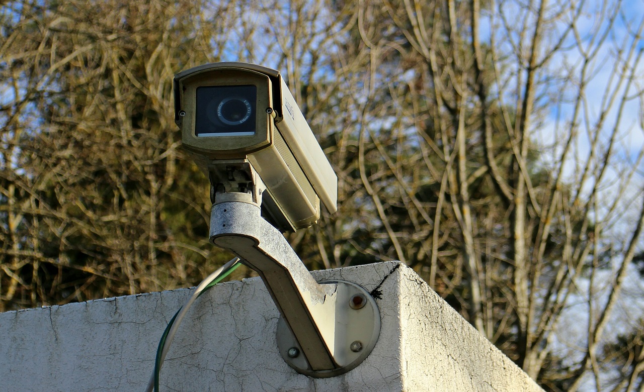 Cámara de seguridad ya instalada en una pared, del tipo que IntelliSight analiza sin reemplazarla